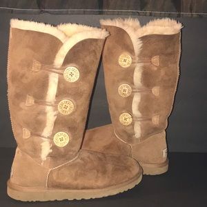 UGG BAILEY BUTTON TRIPLET II BOOT